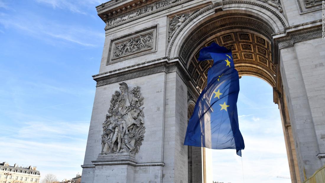 La bandera de la UE fue retirada del Arco de Triunfo después de causar revuelo