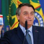 El presidente Jair Bolsonaro sostiene un paquete de cloroquina en la toma de posesión de un ministro de salud