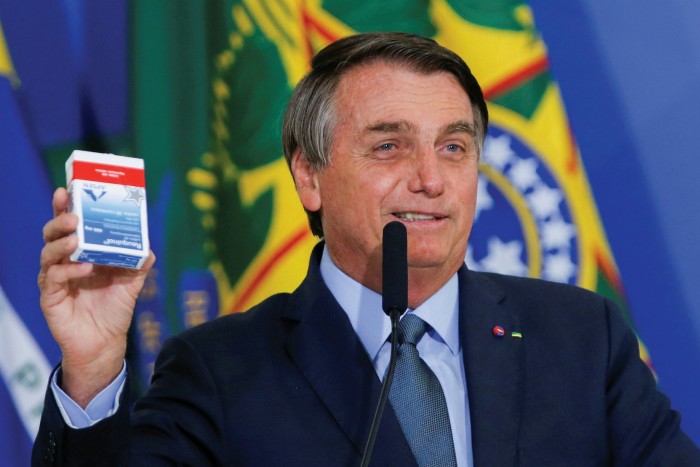 El presidente Jair Bolsonaro sostiene un paquete de cloroquina en la toma de posesión de un ministro de salud