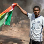 La policía de Burkina Faso lanza gases lacrimógenos contra los manifestantes enojados por el aumento de la violencia yihadista