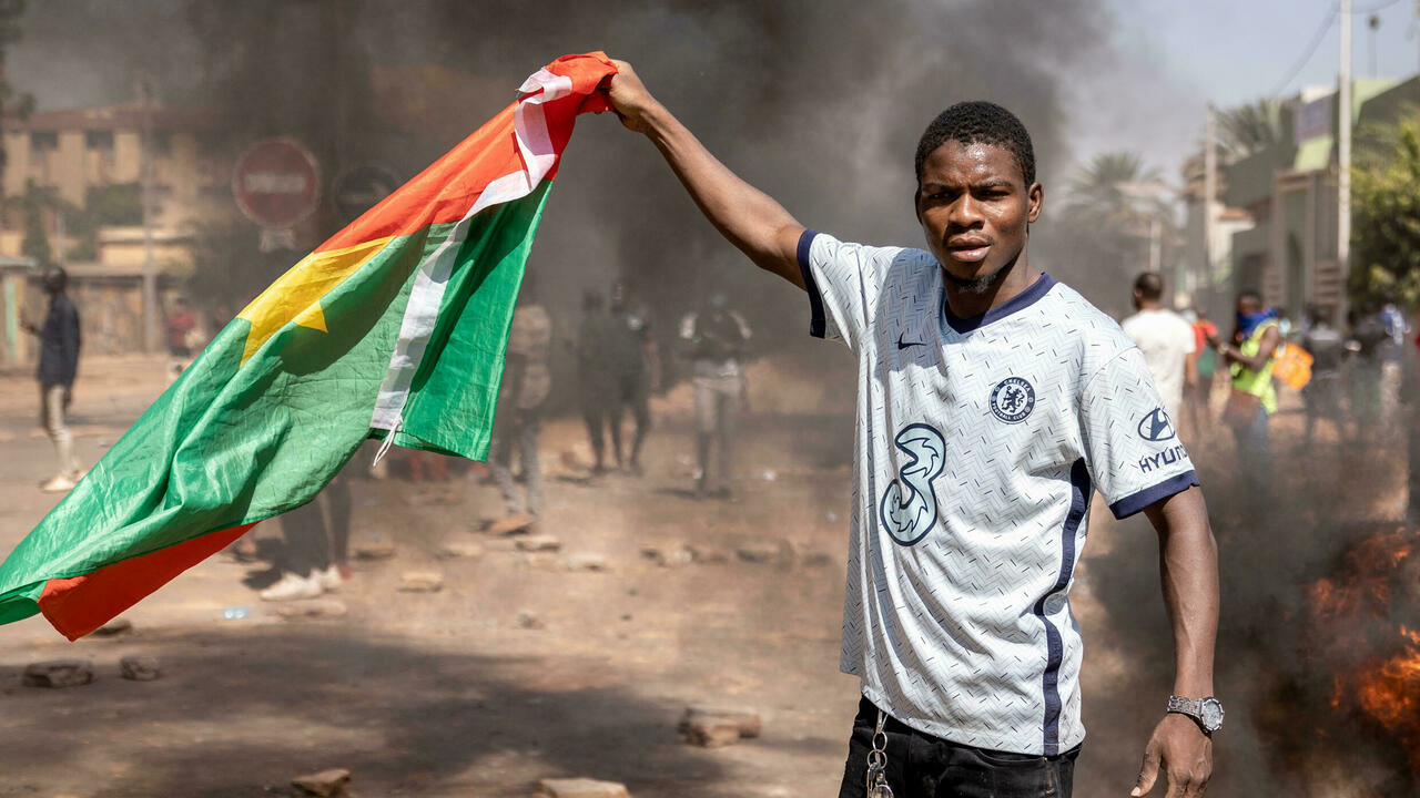 La policía de Burkina Faso lanza gases lacrimógenos contra los manifestantes enojados por el aumento de la violencia yihadista