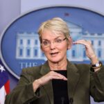 La secretaria de Energía, Jennifer Granholm, violó la ley de divulgación de acciones 9 veces