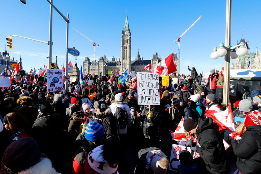 Las protestas por las restricciones del COVID obligaron al primer ministro de Canadá a abandonar la capital