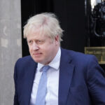 El primer ministro Boris Johnson sale del número 10 de Downing Street, Westminster, hacia la Cámara de los Comunes, donde hará una declaración a los parlamentarios sobre el informe de Sue Gray después de que ella proporcionó una actualización de sus investigaciones hoy, 31 de enero.