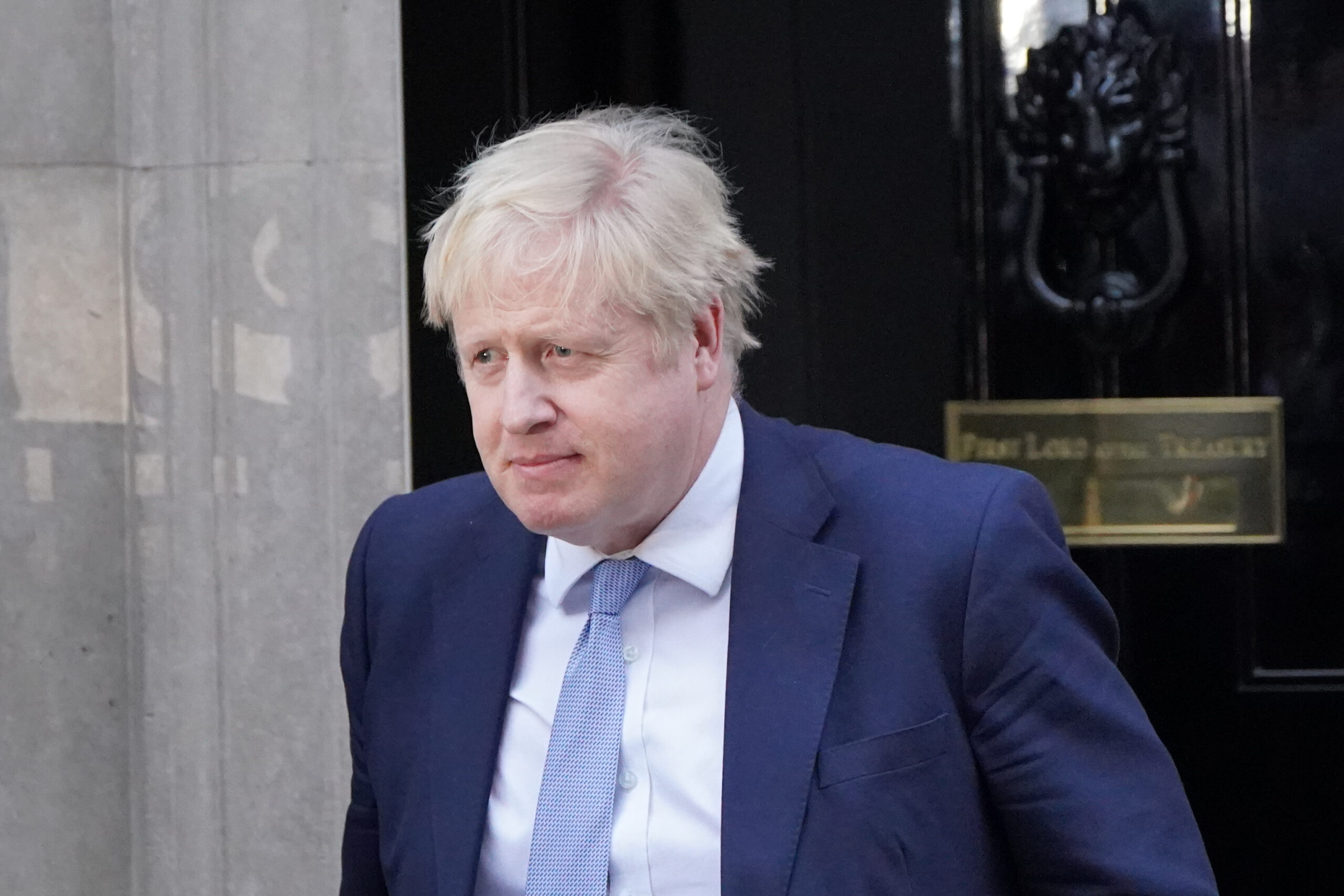 El primer ministro Boris Johnson sale del número 10 de Downing Street, Westminster, hacia la Cámara de los Comunes, donde hará una declaración a los parlamentarios sobre el informe de Sue Gray después de que ella proporcionó una actualización de sus investigaciones hoy, 31 de enero.