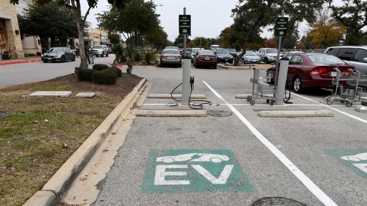 Los nuevos propietarios de vehículos eléctricos se resisten a los coches de gasolina, muestra una encuesta