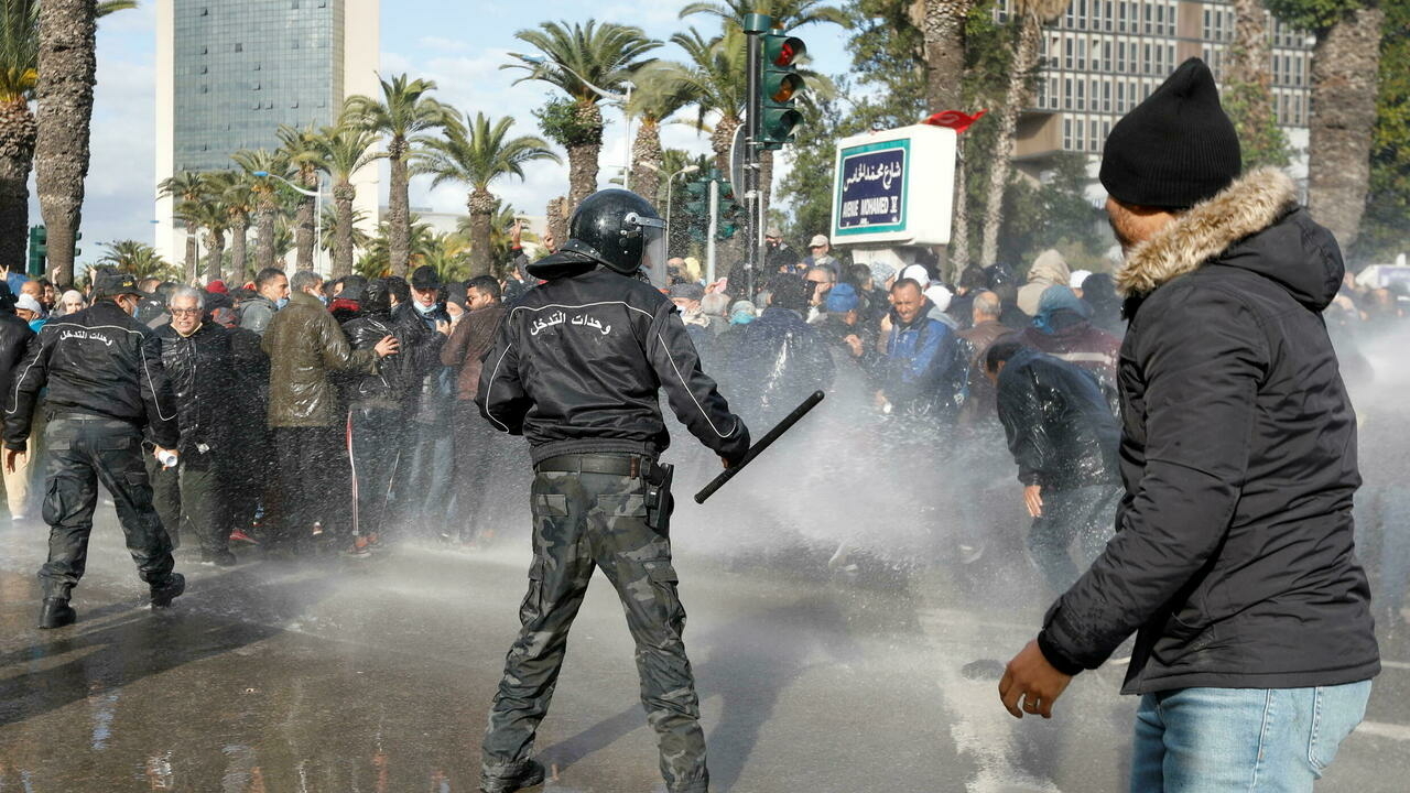 Los tunecinos desafían la prohibición de reuniones para protestar contra el presidente en la capital