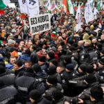 Manifestantes contra las vacunas intentan asaltar el parlamento de Bulgaria