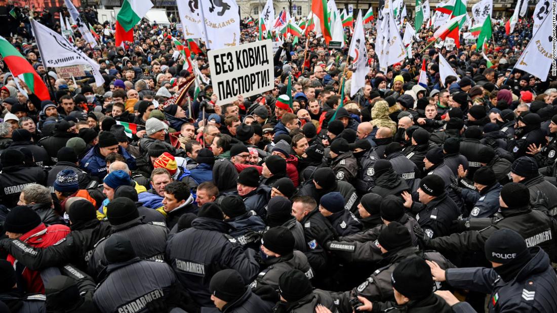 Manifestantes contra las vacunas intentan asaltar el parlamento de Bulgaria