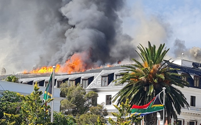 Más bomberos desplegados para luchar contra Parly Blaze