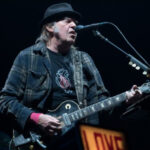 Neil Young exige a Spotify que elimine su música por la 'desinformación' de Joe Rogan