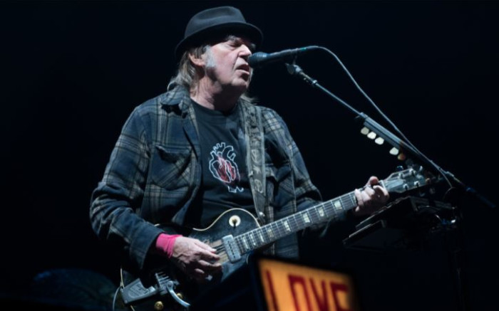 Neil Young exige a Spotify que elimine su música por la 'desinformación' de Joe Rogan