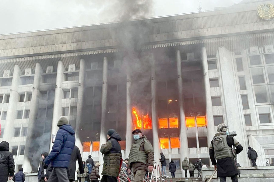 "Perdieron el control sobre sí mismos": las autoridades de Shymkent dijeron que a los manifestantes se les pagó y se les dio energía - Gazeta.Ru