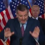 Ted Cruz furioso golpea el podio disgustado después de que el reportero pregunta si los republicanos no usan máscaras