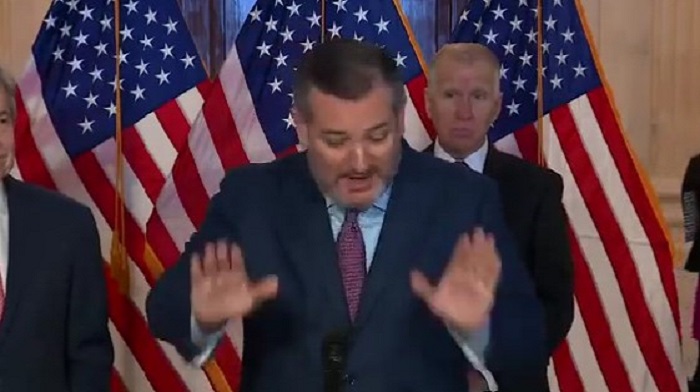 Ted Cruz furioso golpea el podio disgustado después de que el reportero pregunta si los republicanos no usan máscaras