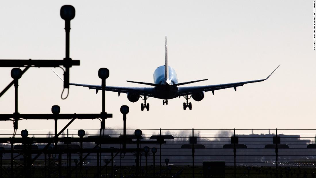 Un polizón fue encontrado con vida a bordo de una rueda de avión en Amsterdam después de volar más de 11 horas