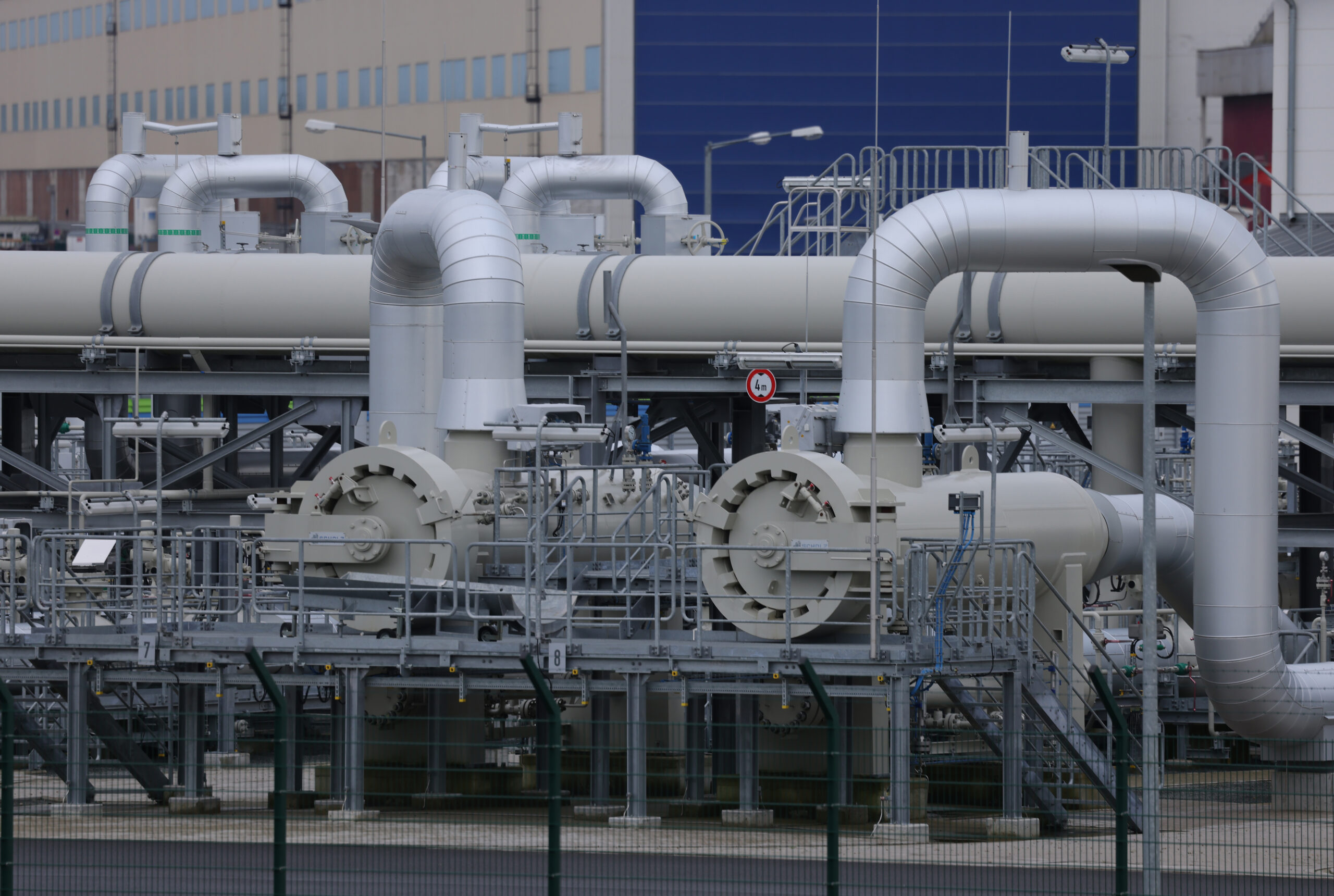 Las tuberías se encuentran en la estación receptora del gasoducto Nord Stream 2 el 2 de febrero cerca de Lubmin, Alemania.