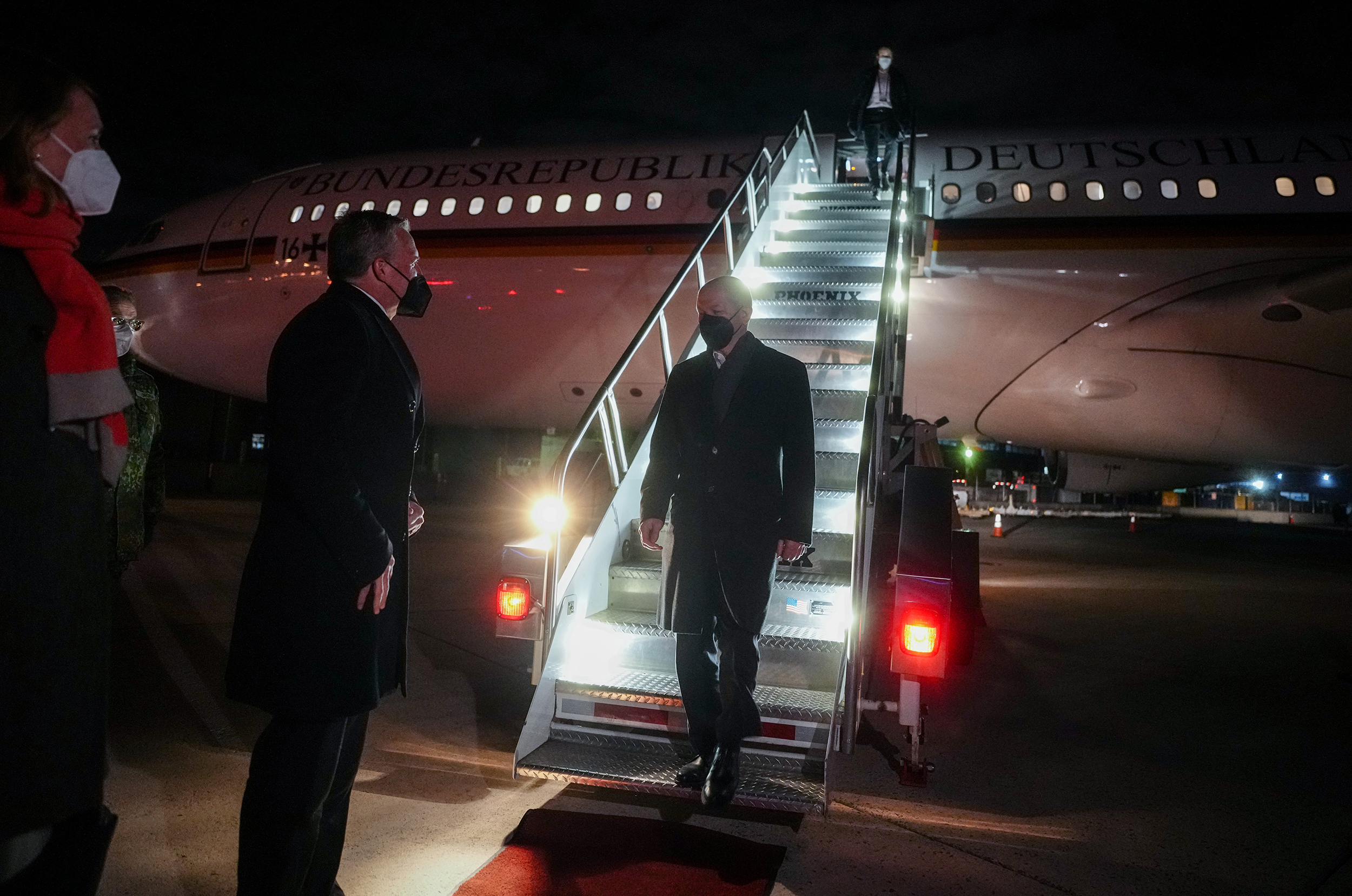 El canciller alemán Olaf Scholz (SPD) camina por la pasarela del Airbus A340 de la Fuerza Aérea después de aterrizar en un aeropuerto de Washington el 7 de febrero en Washington, DC.