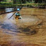 El petróleo ha contaminado las fuentes de agua y alimentos de cientos de comunidades indígenas.