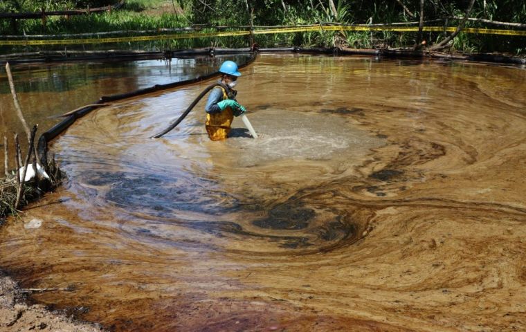 El petróleo ha contaminado las fuentes de agua y alimentos de cientos de comunidades indígenas.