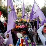 Mujeres protestan en Lima contra el entonces primer ministro Héctor Velar, acusado de violencia doméstica.