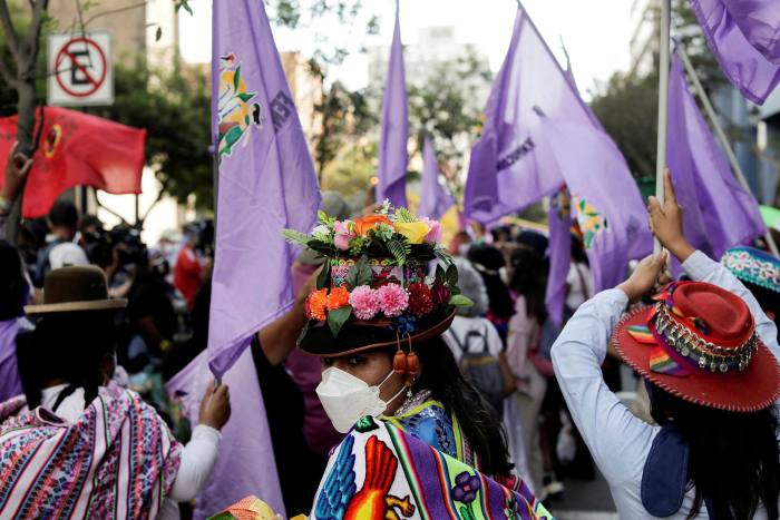 Mujeres protestan en Lima contra el entonces primer ministro Héctor Velar, acusado de violencia doméstica.