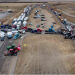 Convoy de camioneros canadienses bloquea la frontera entre EE. UU. y Alberta, los agricultores se unen a la protesta