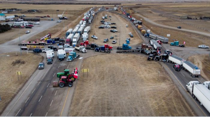 Convoy de camioneros canadienses bloquea la frontera entre EE. UU. y Alberta, los agricultores se unen a la protesta