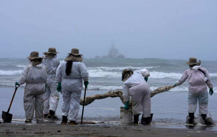 Los trabajadores de mantenimiento habían estado limpiando las playas sin el equipo de protección adecuado.