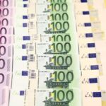 El euro cae un 1,2% frente al dólar, ya que las sanciones a Rusia amenazan con la agitación