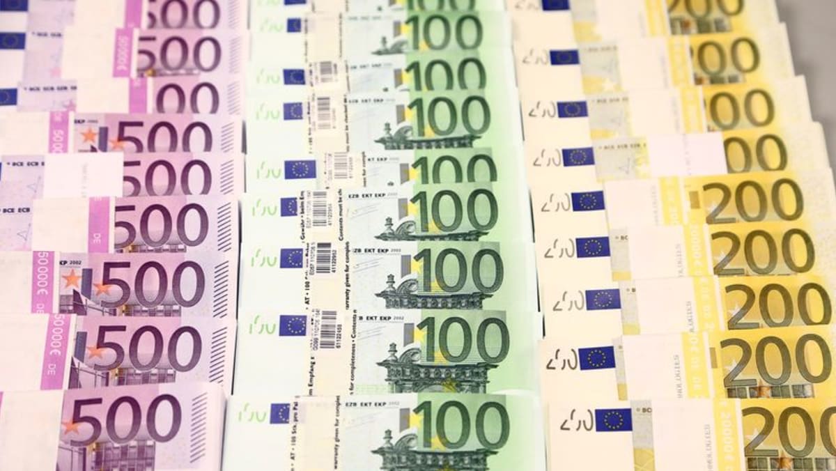 El euro cae un 1,2% frente al dólar, ya que las sanciones a Rusia amenazan con la agitación