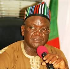 El gobernador de Benue, Ortom, critica al personal de seguridad de la base de la Fuerza Aérea por negar el acceso de su convoy al vicepresidente Osinbajo