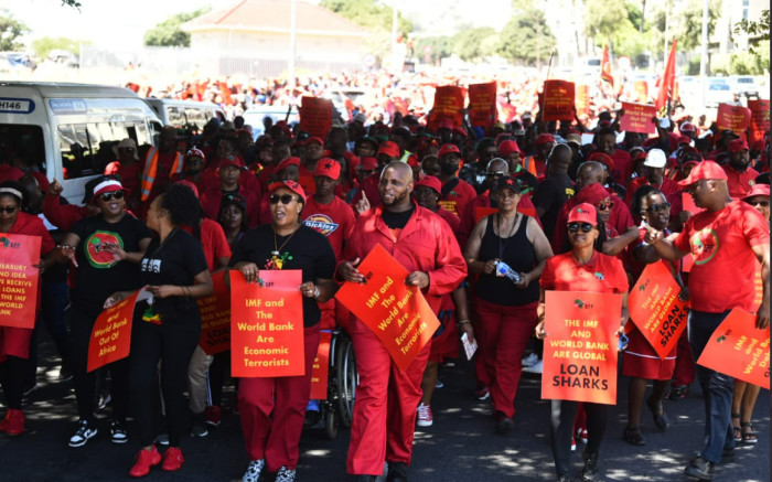 En marchas separadas, EFF y trabajadores agrícolas se dirigen a Parly antes del discurso sobre el presupuesto