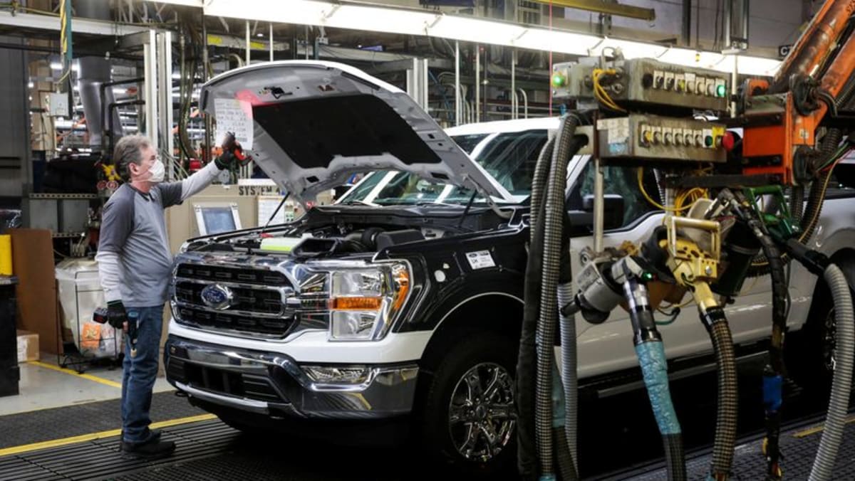 Ford suspende o recorta la producción en las plantas debido a la escasez de chips