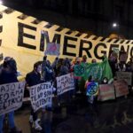 Miembros de grupos ambientalistas sostienen pancartas, incluidas algunas que dicen 'Pemex' y 'emergencia'