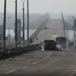 El puente en Kherson se ve el sábado mientras continuaba la batalla.