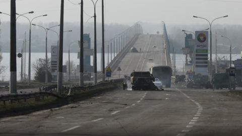 El puente en Kherson se ve el sábado mientras continuaba la batalla.