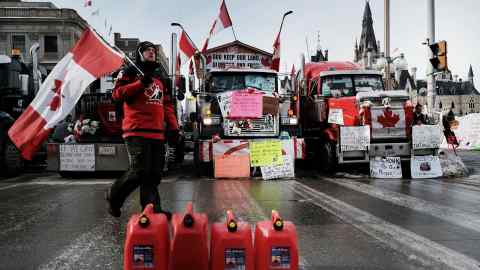 La policía canadiense avanza en la limpieza de las protestas contra las vacunas de los camioneros