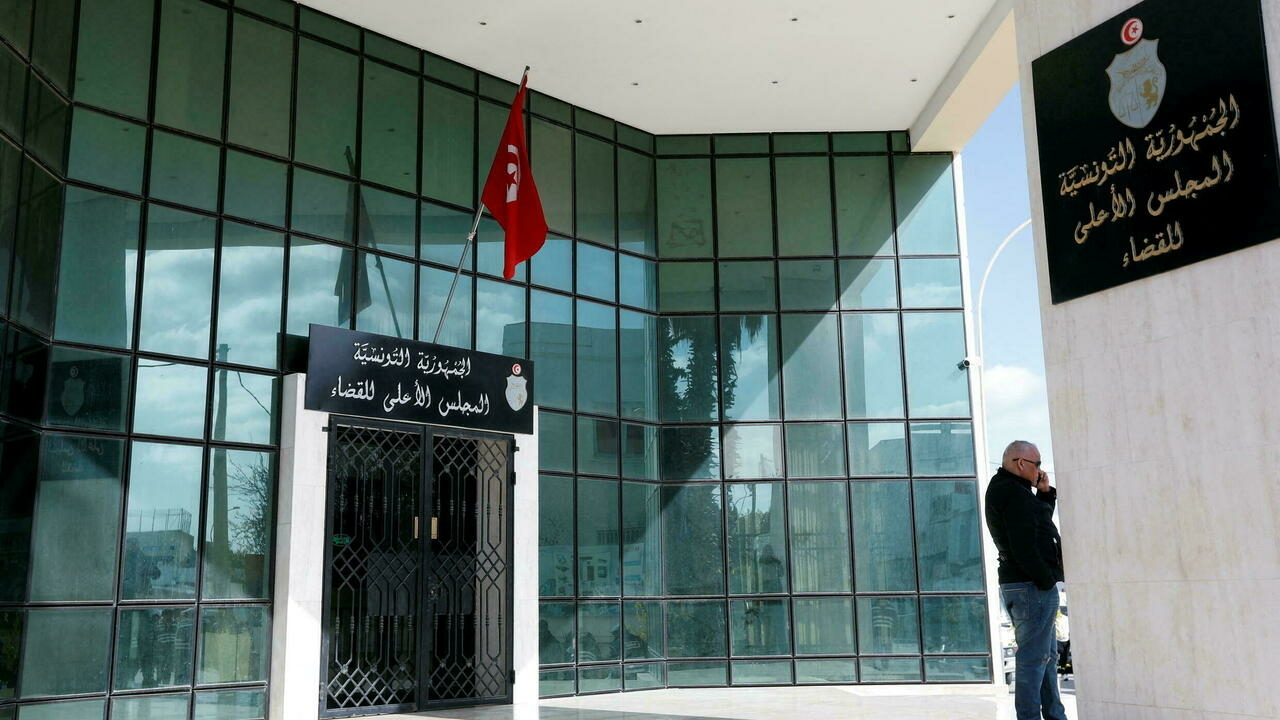 La policía tunecina cierra las oficinas del principal organismo de control judicial y bloquea al personal