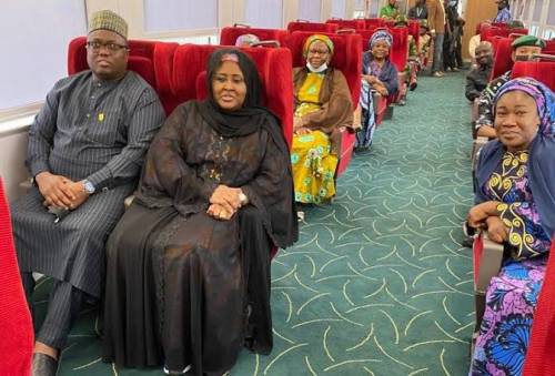 La primera dama de Nigeria, Aisha Buhari, viaja en tren de Kaduna a Abuja