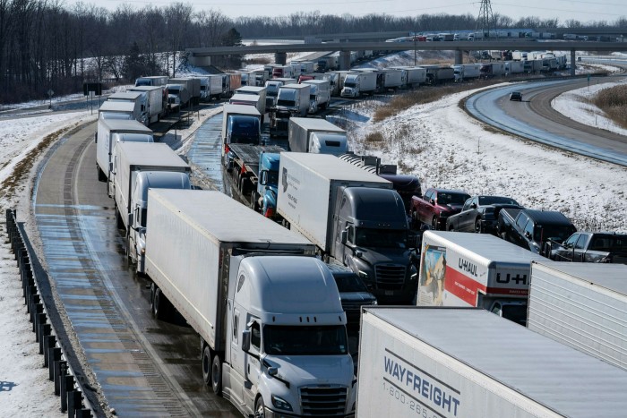 Los camiones que se dirigían a Canadá encontraron un embotellamiento después de que fueron desviados del puente Ambassador al puente Blue Water en Port Huron, Michigan