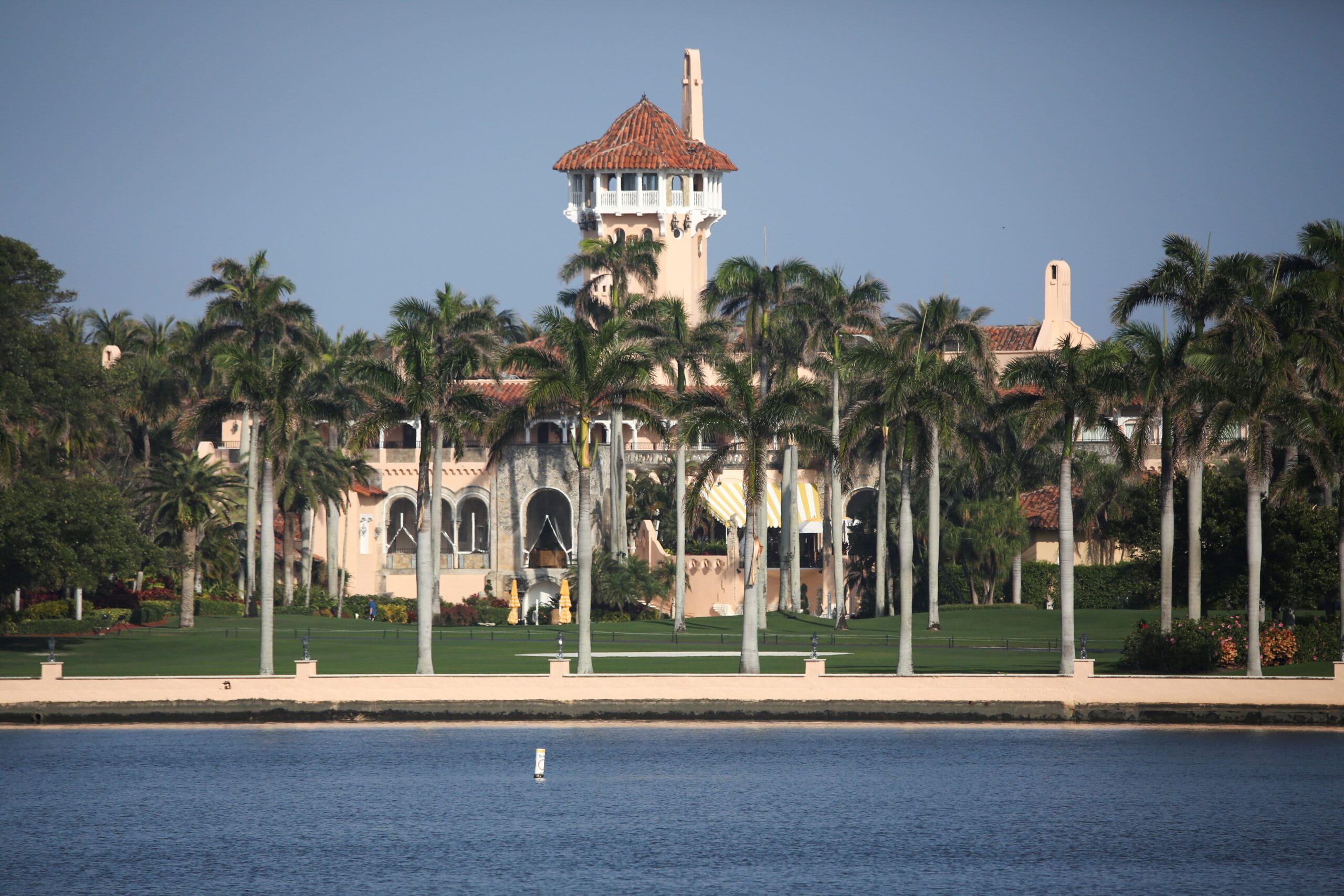 Los Archivos Nacionales recuperaron 15 cajas de documentos de la Casa Blanca de Trump de Mar-a-Lago