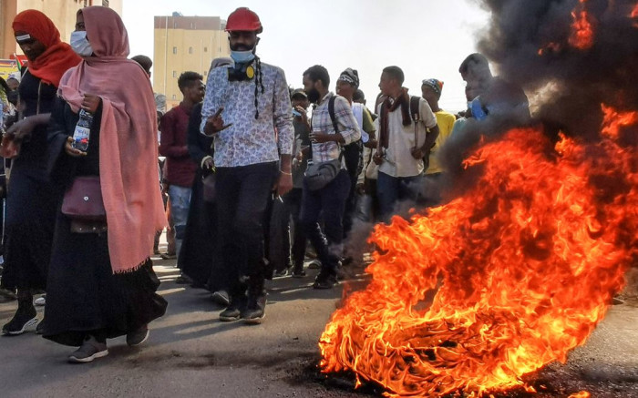 Miles de sudaneses desafían los gases lacrimógenos para marchar contra el golpe