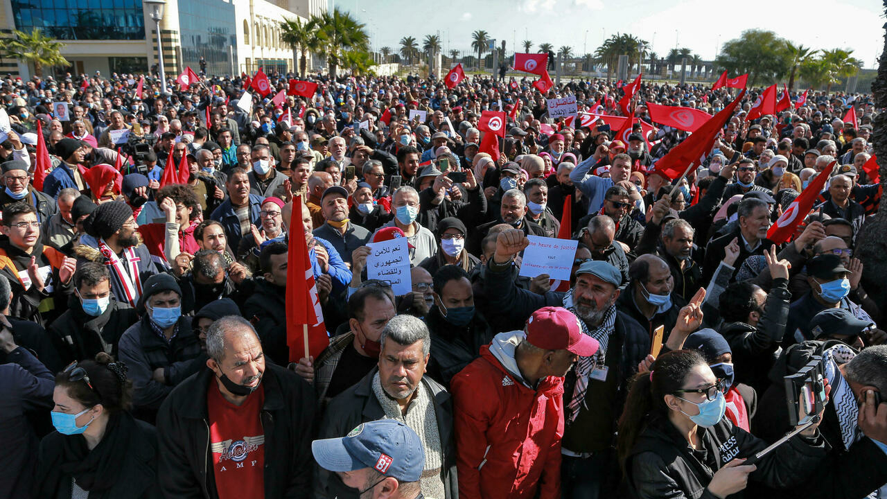 Miles protestan contra los nuevos poderes del presidente tunecino sobre el poder judicial