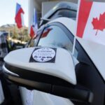 Ondeando banderas canadienses, el 'convoy de la libertad' francés se dirige a Bruselas