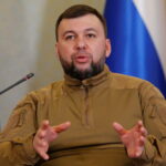 El jefe de la autoproclamada República Popular de Donetsk separatista, Denis Pushilin, asiste a una conferencia de prensa en Donetsk, Ucrania, el 23 de febrero.