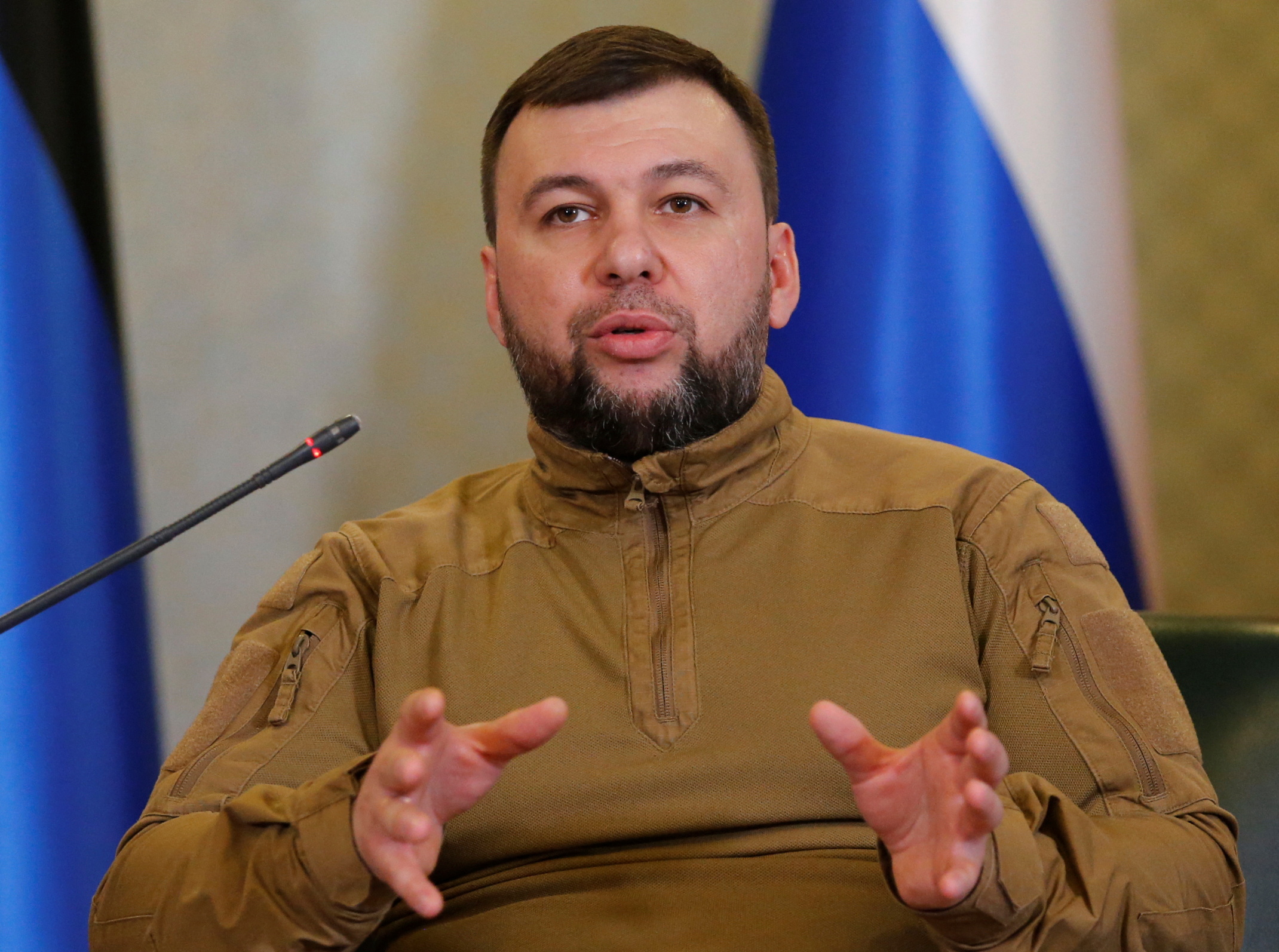 El jefe de la autoproclamada República Popular de Donetsk separatista, Denis Pushilin, asiste a una conferencia de prensa en Donetsk, Ucrania, el 23 de febrero.