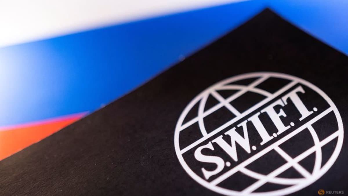 SWIFT dice que se está preparando para cumplir con las restricciones a los bancos rusos