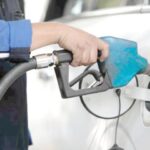 Un precio diferencial del combustible para extranjeros abre la puerta a que los argentinos lo “pasen de contrabando” por la frontera en sus propios tanques