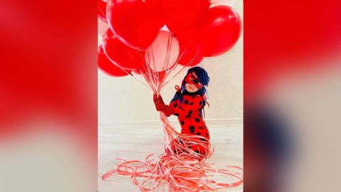 Lamia celebró su quinto cumpleaños vistiéndose como el personaje de dibujos animados Ladybug.